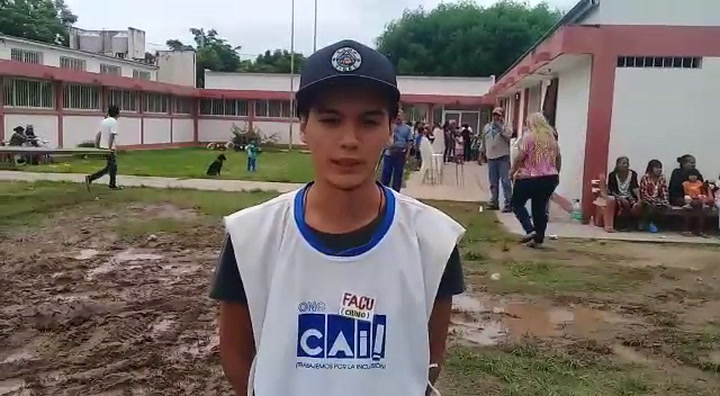 Facundo ayuda como voluntario en el centro de evacuación de Tartagal
