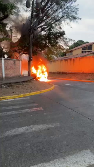 Como una bola de fuego fue captado vehículo en Tegucigalpa