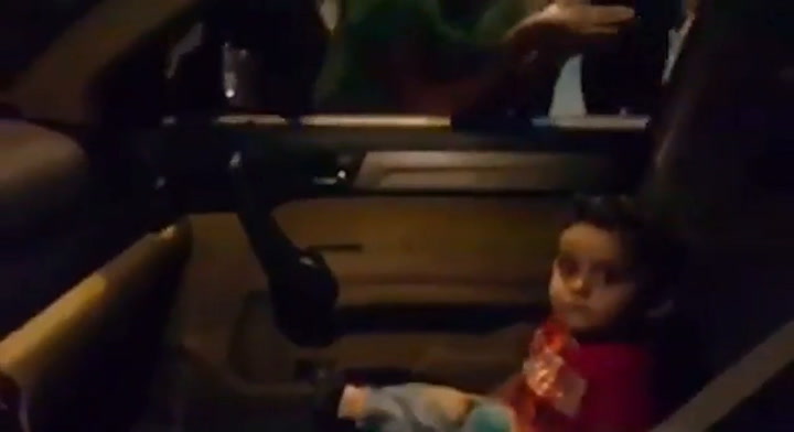En medio de las protestas en el Libano, le cantan Baby Shark a un bebe para que no se asuste.
