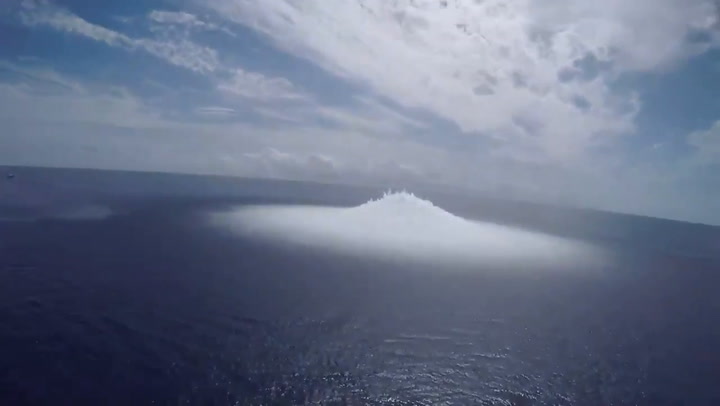 La Marina mostró el momento en que explotaron una bomba de 1800 kilos en el Océano- Fuente: Twitter