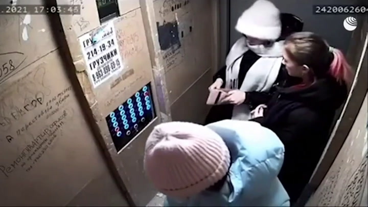 Un ascensor cae al vacío con cuatro personas adentro - Fuente: Ria.Ru