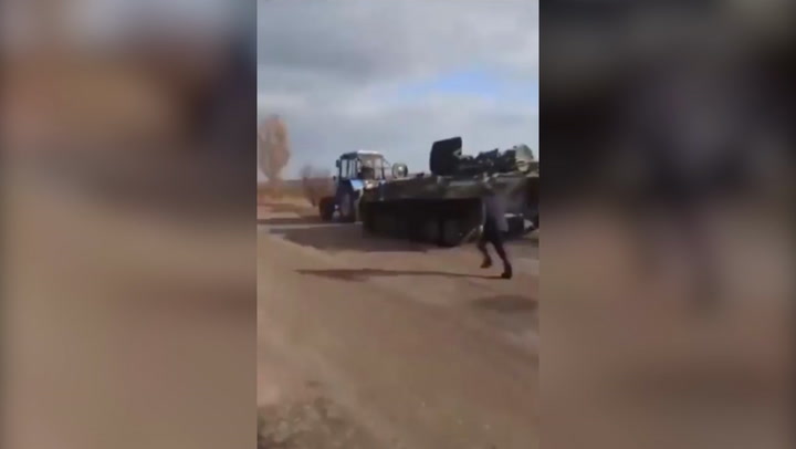 No te pierdas el video de un granjero ucraniano robando un tanque de guerra ruso con un tractor