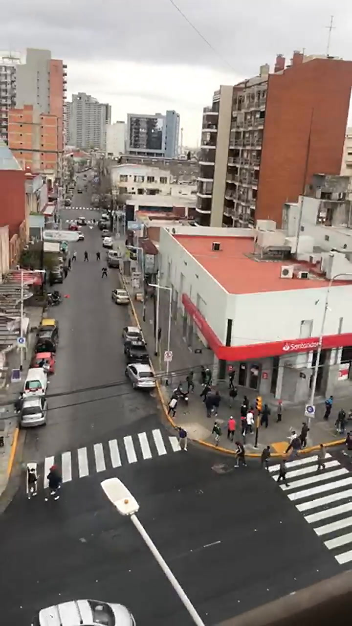 Dos bandas de barrabravas de Independiente se cruzaron a los tiros en Avellaneda