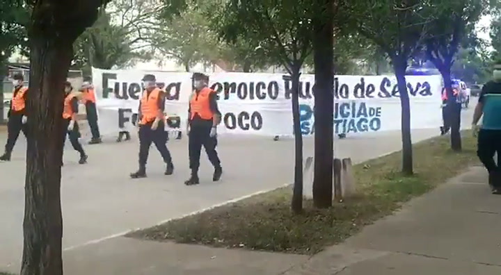 La policía de Santiago del Estero con una bandera y la sirena para dar 'fuerza'