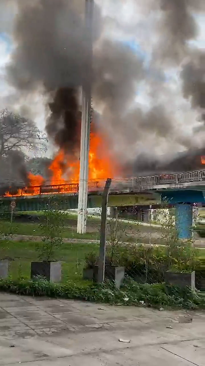 Se incendia un colectivo escolar en la bajada de General Paz y Libertador