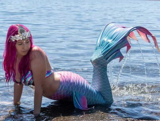 Qué es el “mermaiding”, la práctica que hace una argentina que se cree sirena