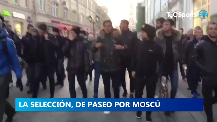 La selección argentina y un divertido paseo por las calles de Moscú