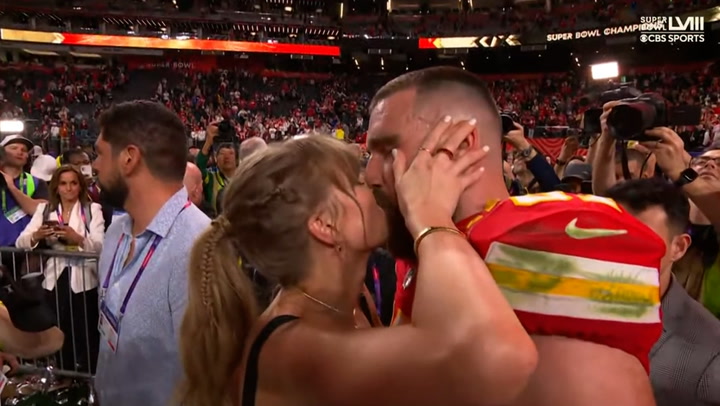 Taylor Swift and Travis Kelce kiss on the field after Chiefs win