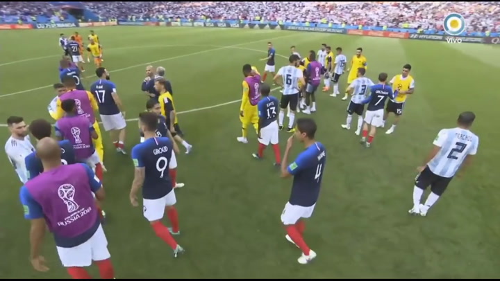 Fin del Mundial: el saludo de Messi con los futbolistas franceses - Fuente: Televisión Pública