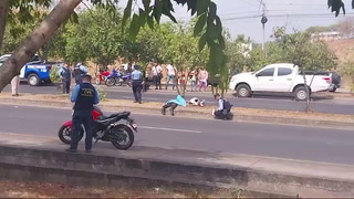 Trágico final en el asfalto: Motociclista fallece tras choque con árboles en el anillo periférico