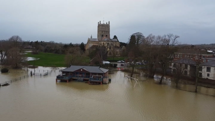 Drone footage captures flooding in Gloucestershire town as fields submerged by water.mp4
