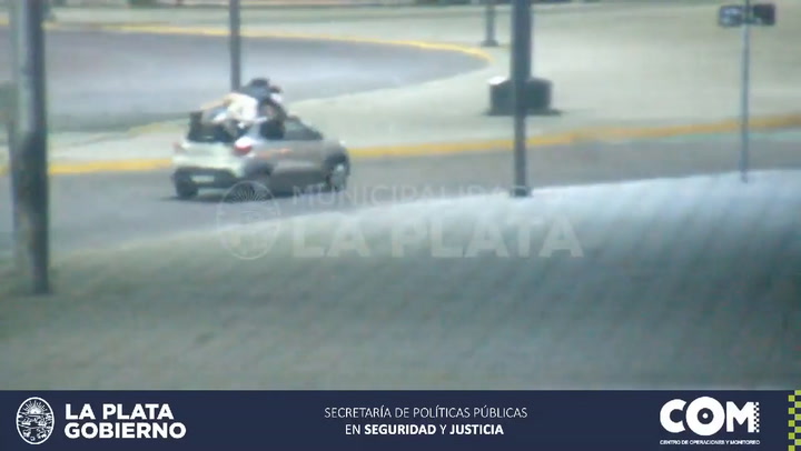 Se colgaron del techo de un auto y manejaron a alta velocidad por La Plata