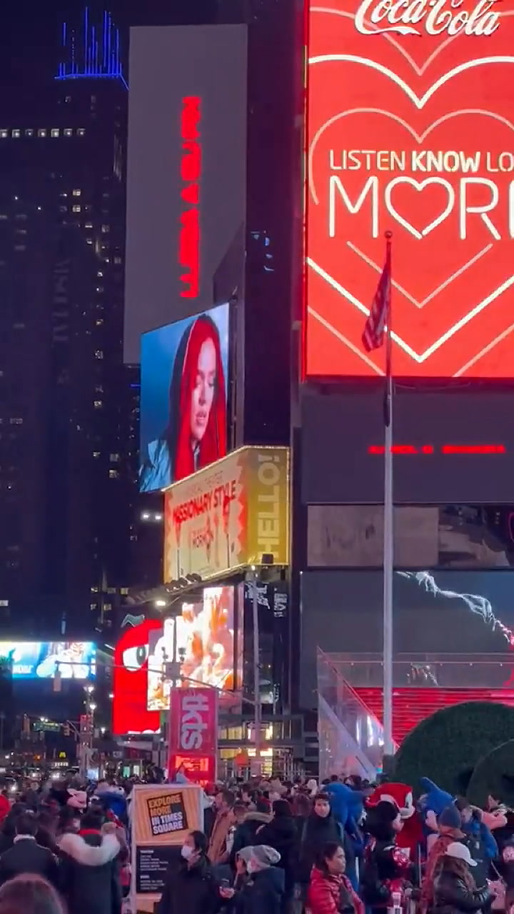 Shakira y Karol G lanzaron un adelanto de su más reciente producción en Times Square