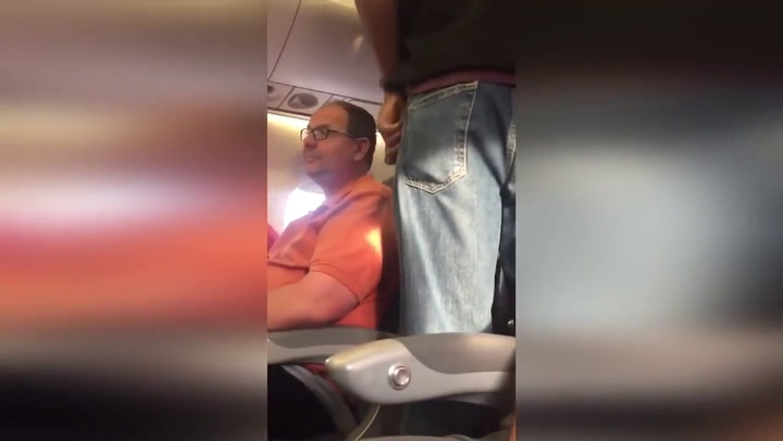 Bajan a golpes a un pasajero en un avión de United Airlines