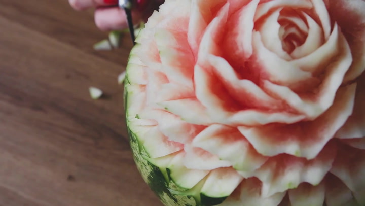 Artist creates incredible flower sculpture from watermelon