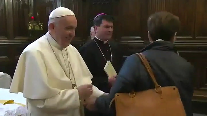 El papa Francisco no dejó que besaran su anillo - Fuente: Twitter