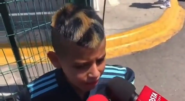 Un niño de 10 años imita el acento argentino por su admiración hacia Nahuel Guzmán.