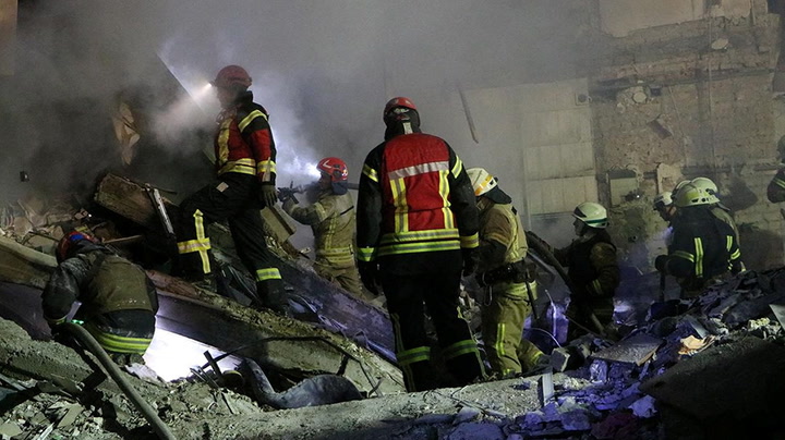 Rescuers search rubble following deadly strike on Dnipro.mp4