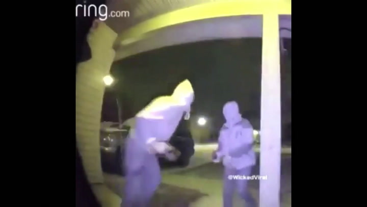 Video: un hombre entró a robar a una casa, quiso abrir la puerta y se disparó en el pie