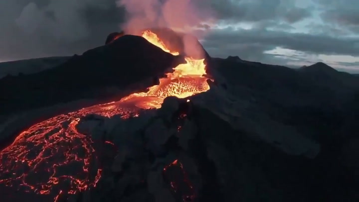 Las increíbles imágenes de un drone mientras sobre un volcán hasta que es devorado por la lava