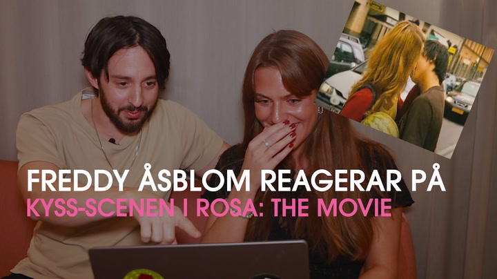 Här reagerar Freddy Åsblom på legendariska kysscenen i Rosa: The Movie