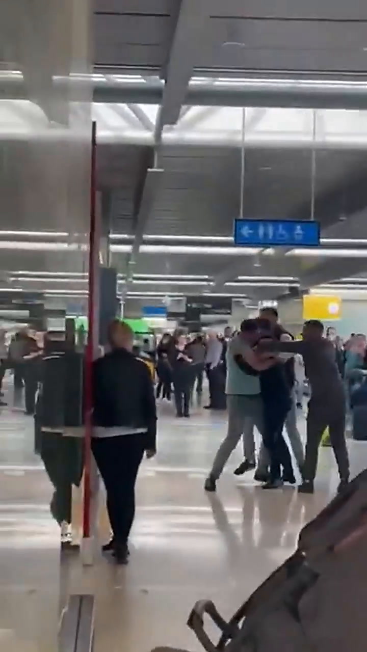 La feroz pelea entre dos hombres en un aeropuerto que se volvió viral