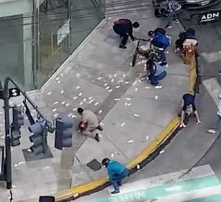 Loop. Millonaria lluvia de pesos en Belgrano tras un intento de robo