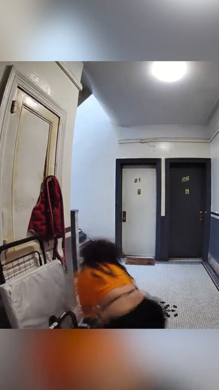 Así fue el intento de secuestro de una joven de 18 años en un edificio de Queens (Video: NBC News)