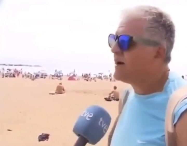 Un robo en una playa de Barcelona fue captado durante una entrevista en vivo