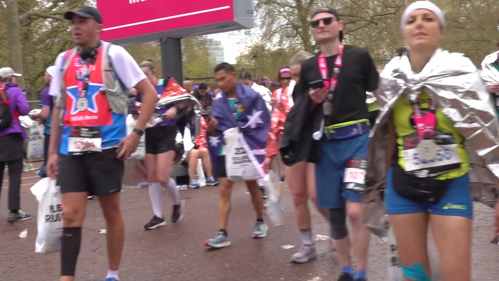 Moment emergency alert test goes off at London Marathon