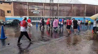 Aficionados no se rinden ante el aguacero en el Clásico Olimpia vs Motagua