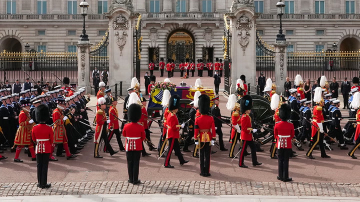 Queen passes Buckingham Palace for the final time on way to Wellington Arch