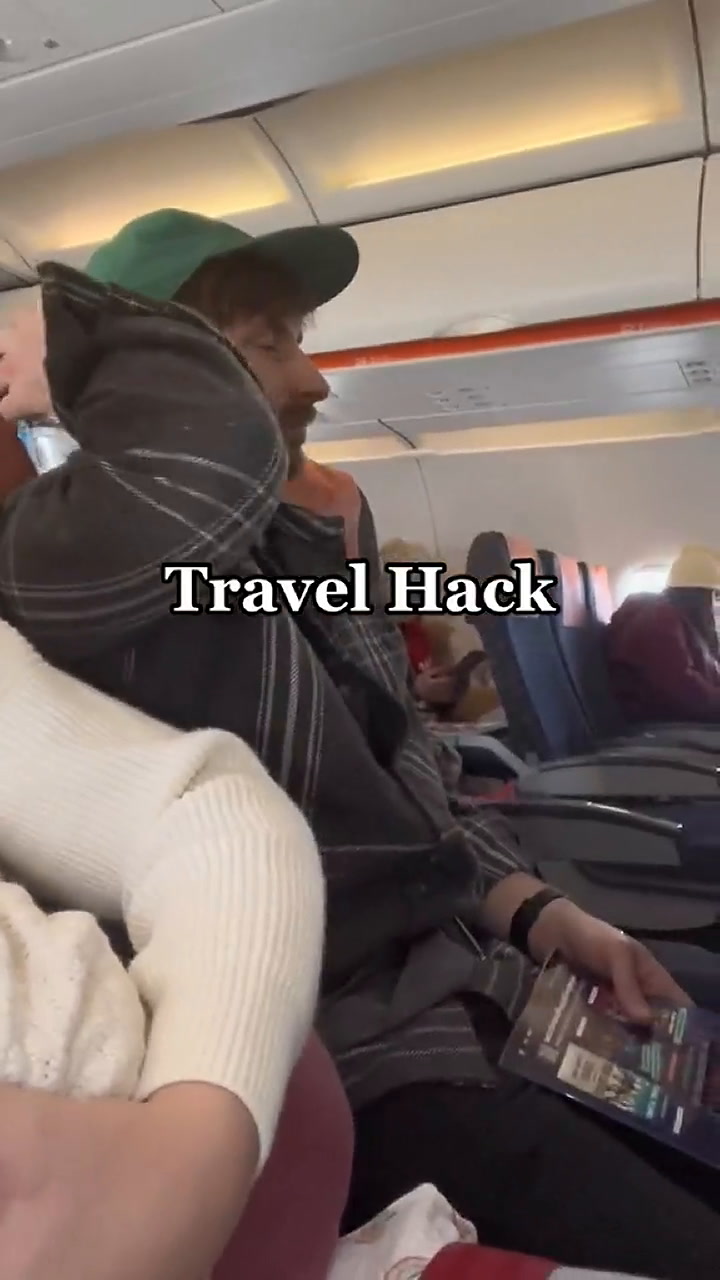 Así es el truco de una pareja para dormir más cómodo en un avión