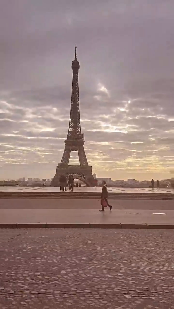 Antonela Roccuzzo paseó por París y compartió un video de la Torre Eiffel