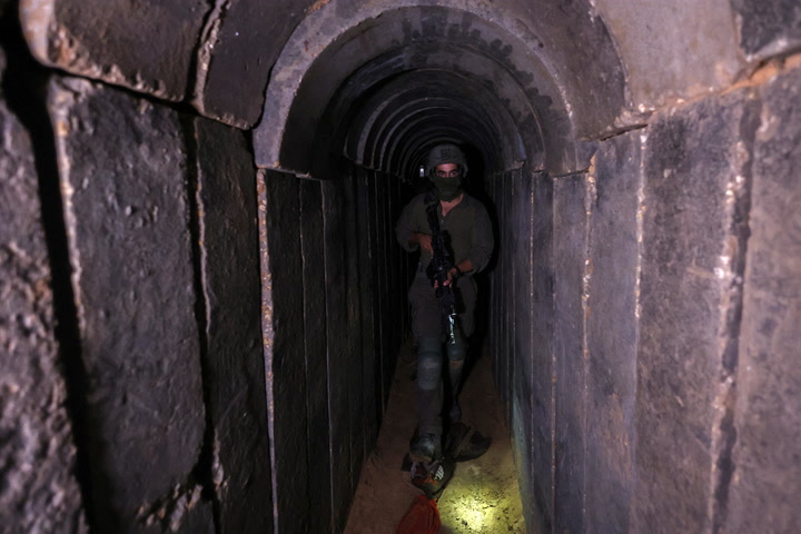 FOTOGALÉRIA: Obytné priestory pre terorizmus. Izrael ukázal tunel pod nemocnicou v Gaze
