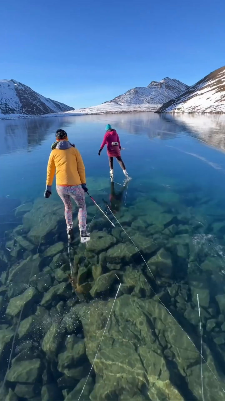 Luc y Samantha patinan en el Lago Rabbit, Alaska
