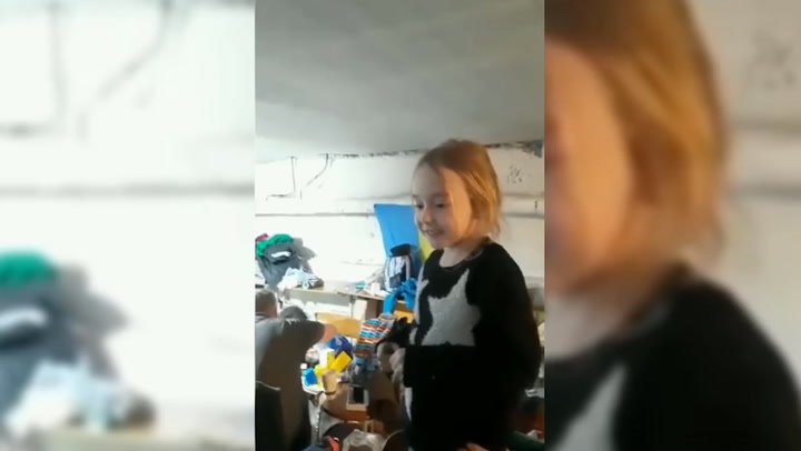 Niña canta ‘Let it Go’ dentro de refugio antibombas en Ucrania