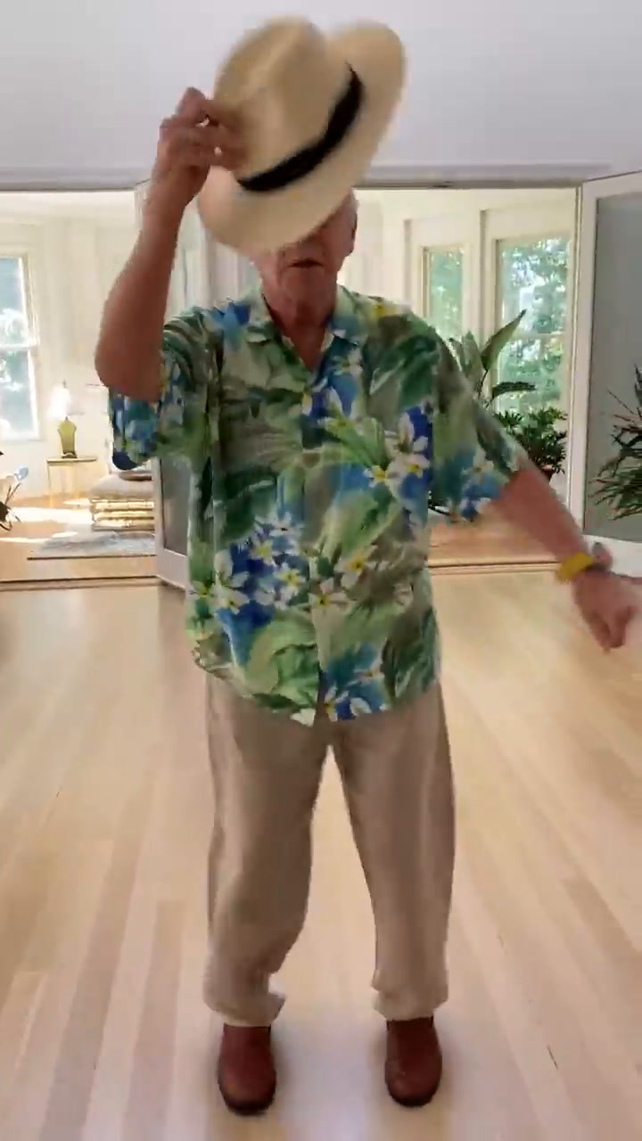Anthony Hopkins pone las vibras de verano mientras baila al ritmo de una canción colombiana