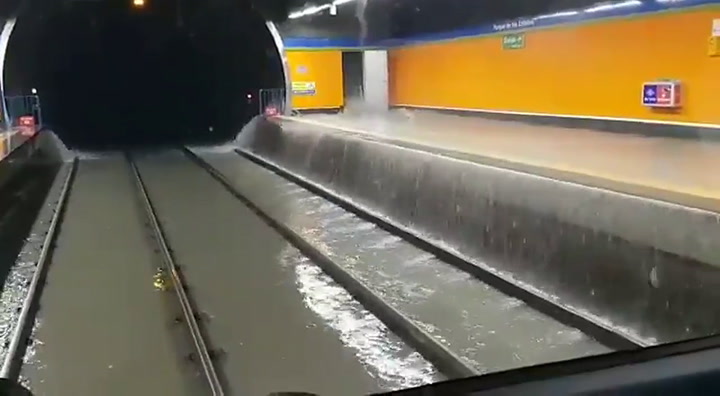 La estación de subte inundada