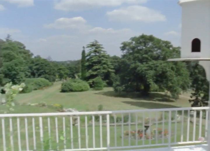 Un nuevo video de 'Isolation' muestra por dentro la casa de Lennon y Yoko Ono en Tittenhurst Park