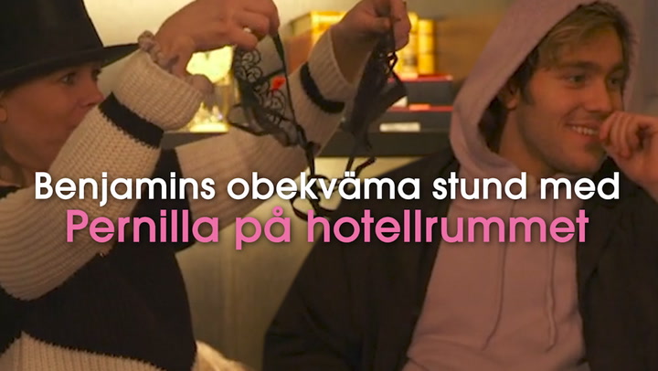 Se Benjamins obekväma stund med Pernilla på hotellrummet