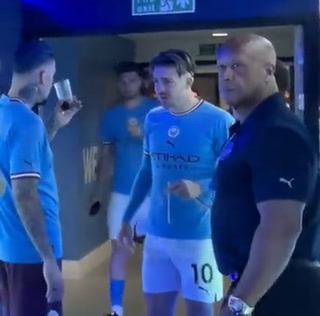 Video: Julián Álvarez les dio fernet a los jugadores del Manchester City