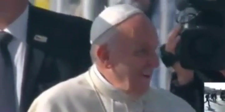 Arrojan objeto contra el Papa Francisco