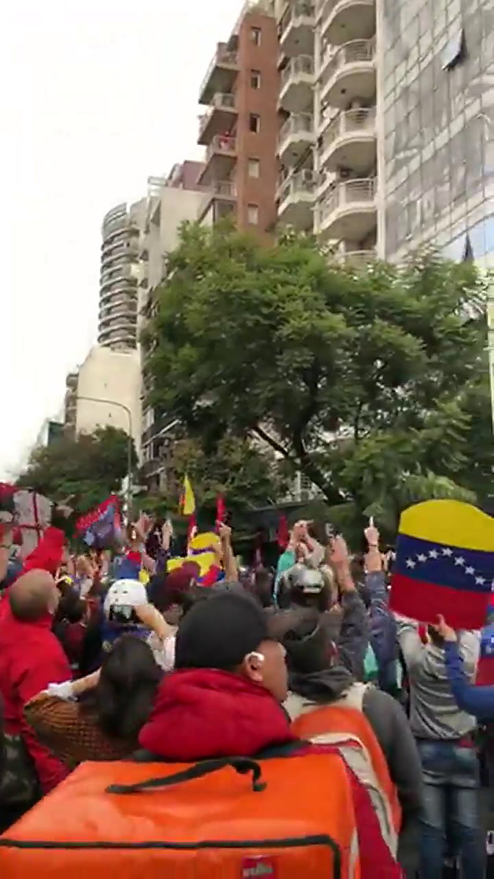 Tensión frente a la embajada de Venezuela