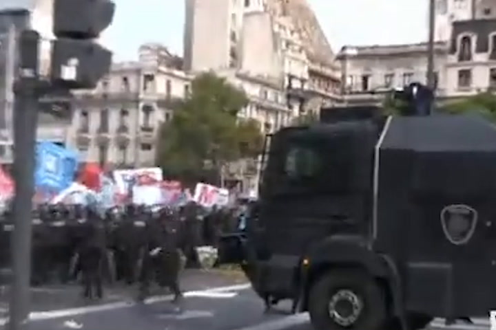 (GIF) La policía avanza contra los manifestantes en Capital Humano