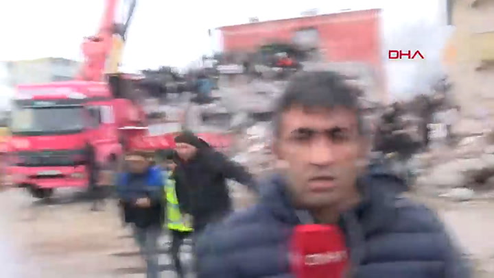 Un periodista filmaba en vivo cuando sucedió el segundo terremoto en Turquía