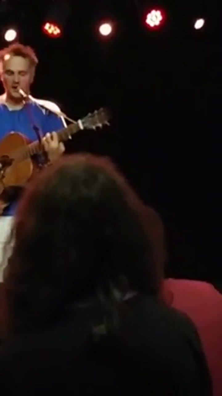 Phil Elverum en un concierto en Detroit - Fuente: YouTube