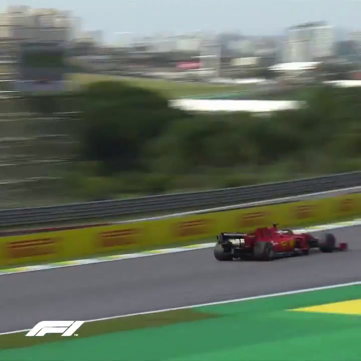 El momento del toque entre Leclerc y Vettel - Fuente: Twitter