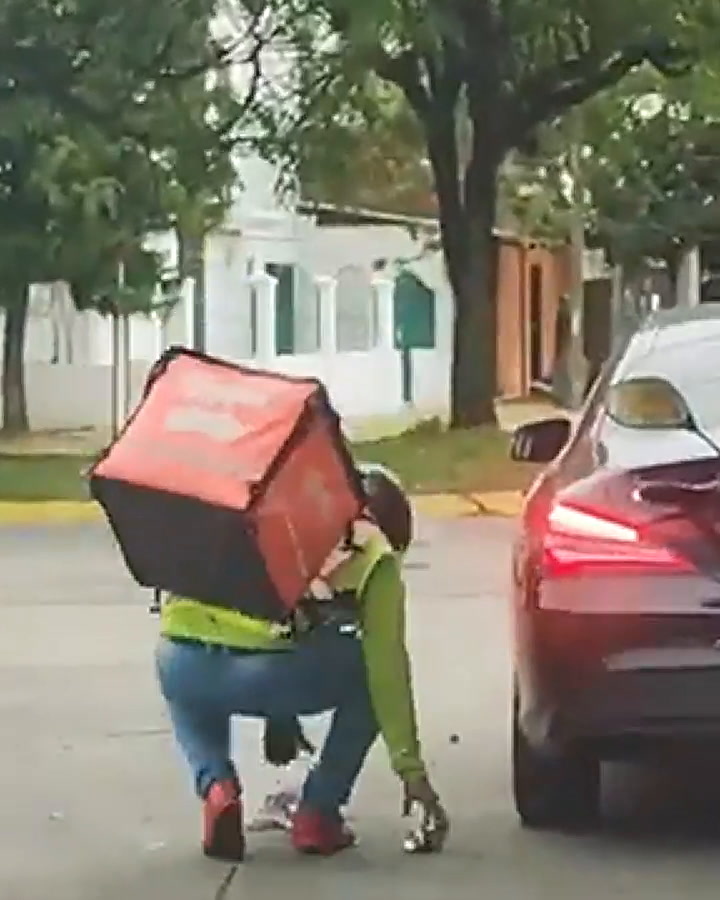 El video viral de un repartidor que le dio una lección a un automovilista