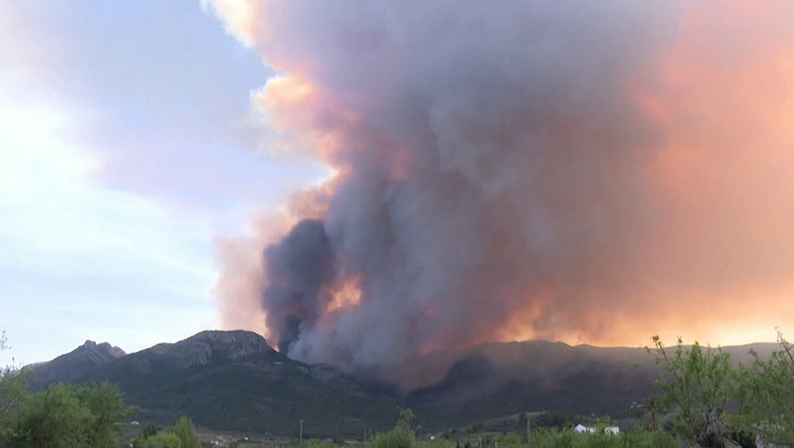 Fire rages out of control in Alicante as unseasonal heat persists in Spain